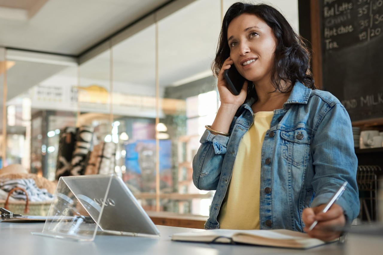 woman using comcast business internet