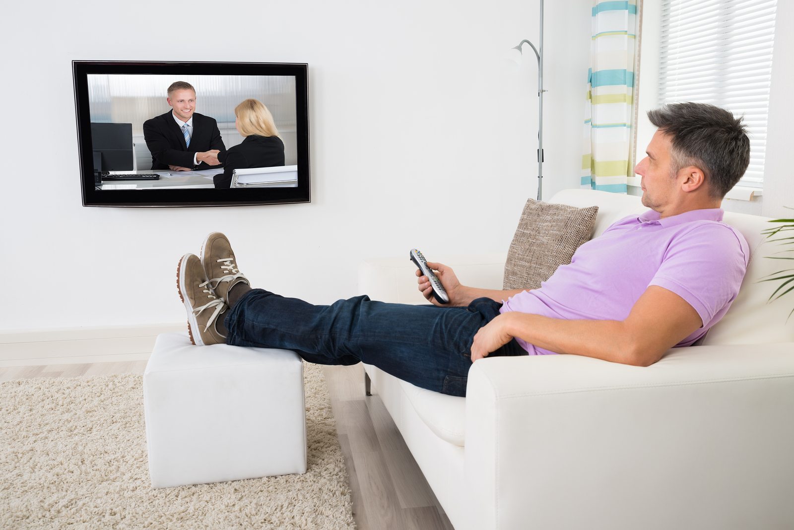 Tv man купить. Мужчина смотрит телевизор. Мужик сидит перед теликом классика. Мужик сидит на диване и смотрит телевизор. Парень сидит на телевизоре.